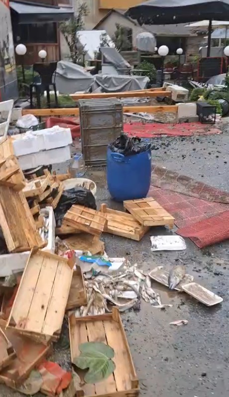 Ayazağa’da bir balıkçıyı su bastı: Dükkanda maddi hasar oluştu