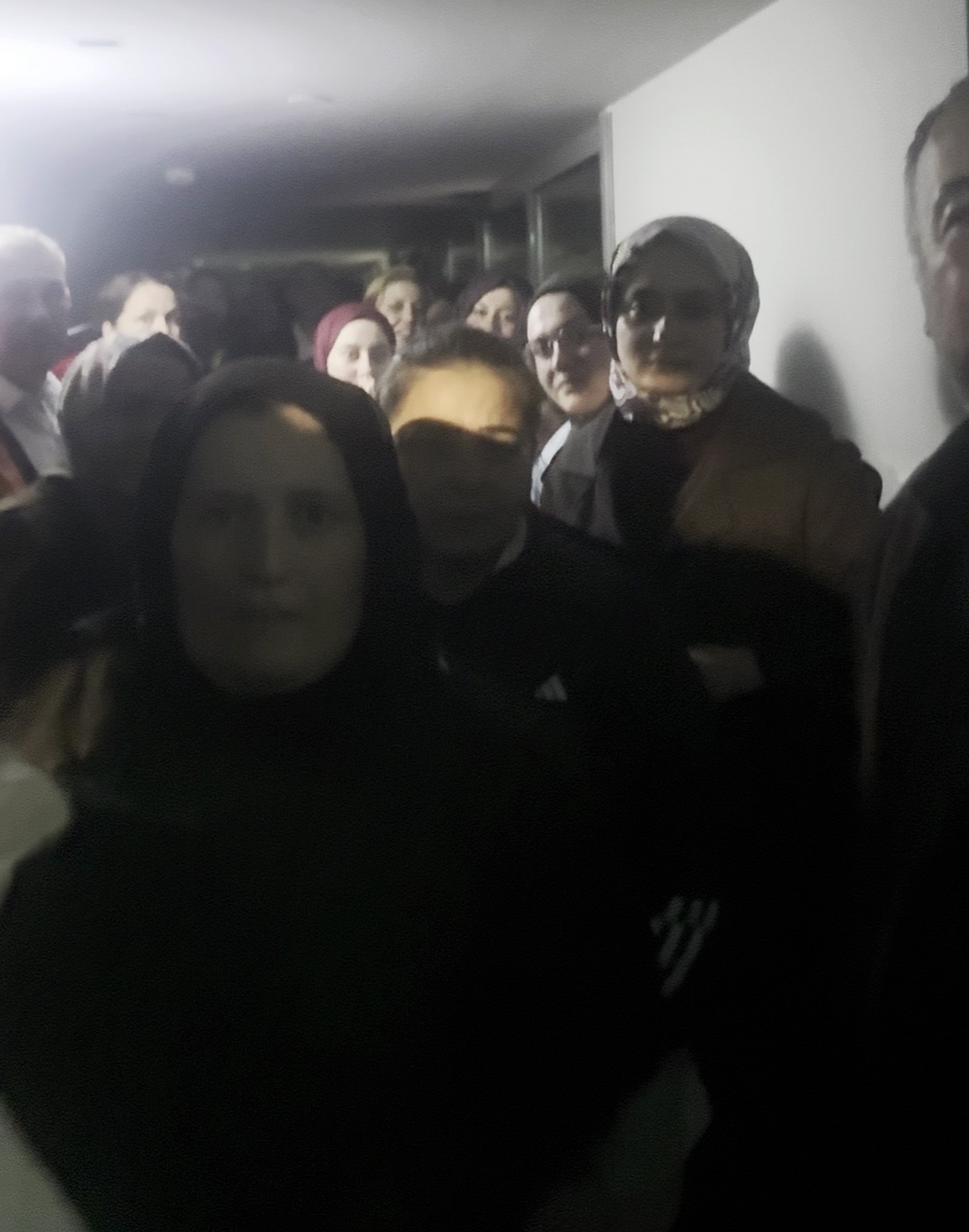 İstanbul’da jandarma ekipleri çatılardan geçerek mahsur kalan vatandaşları kurtardı