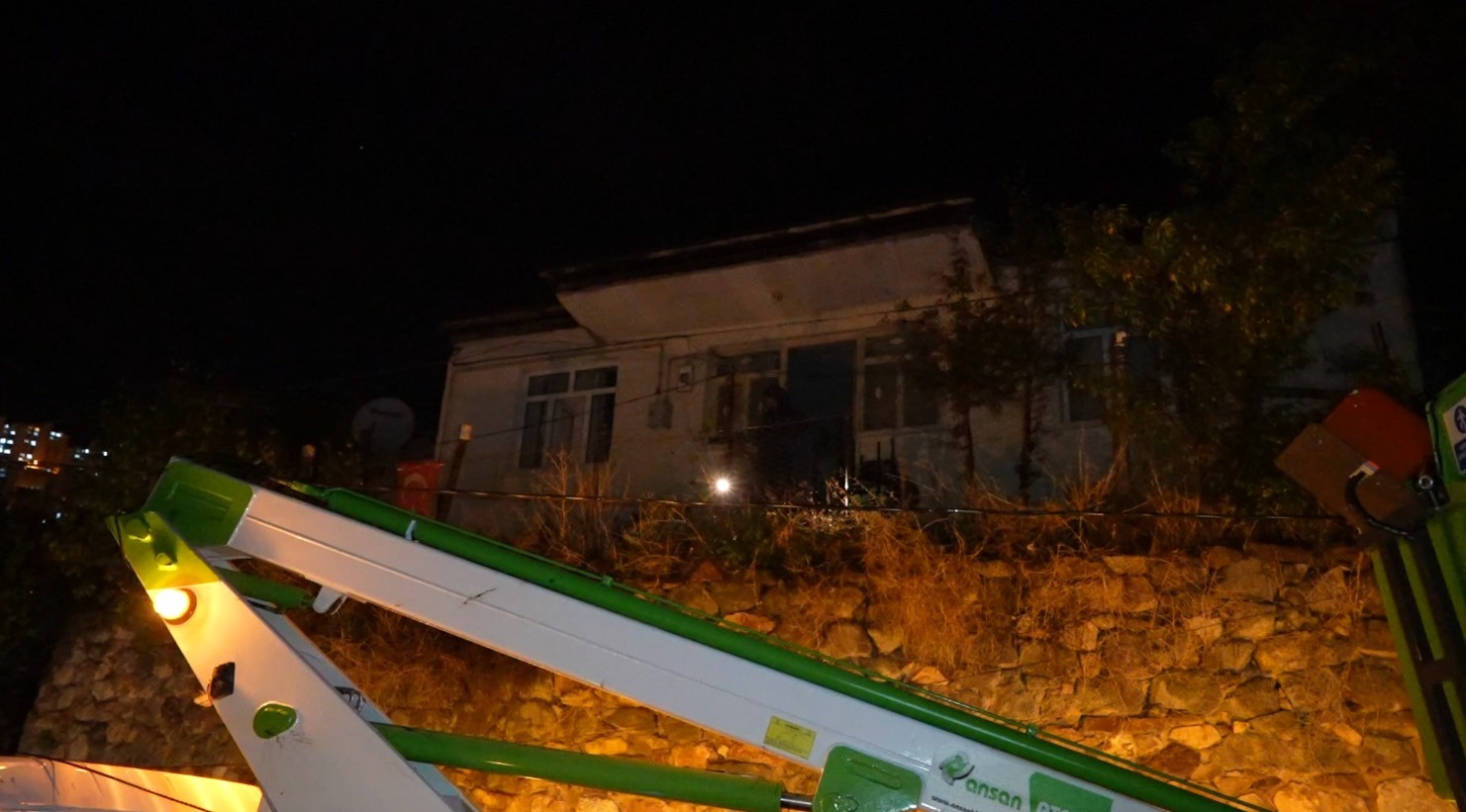 Gümüşhane’de elektrik direği 80 yaşındaki kadının evinin bahçesine devrildi