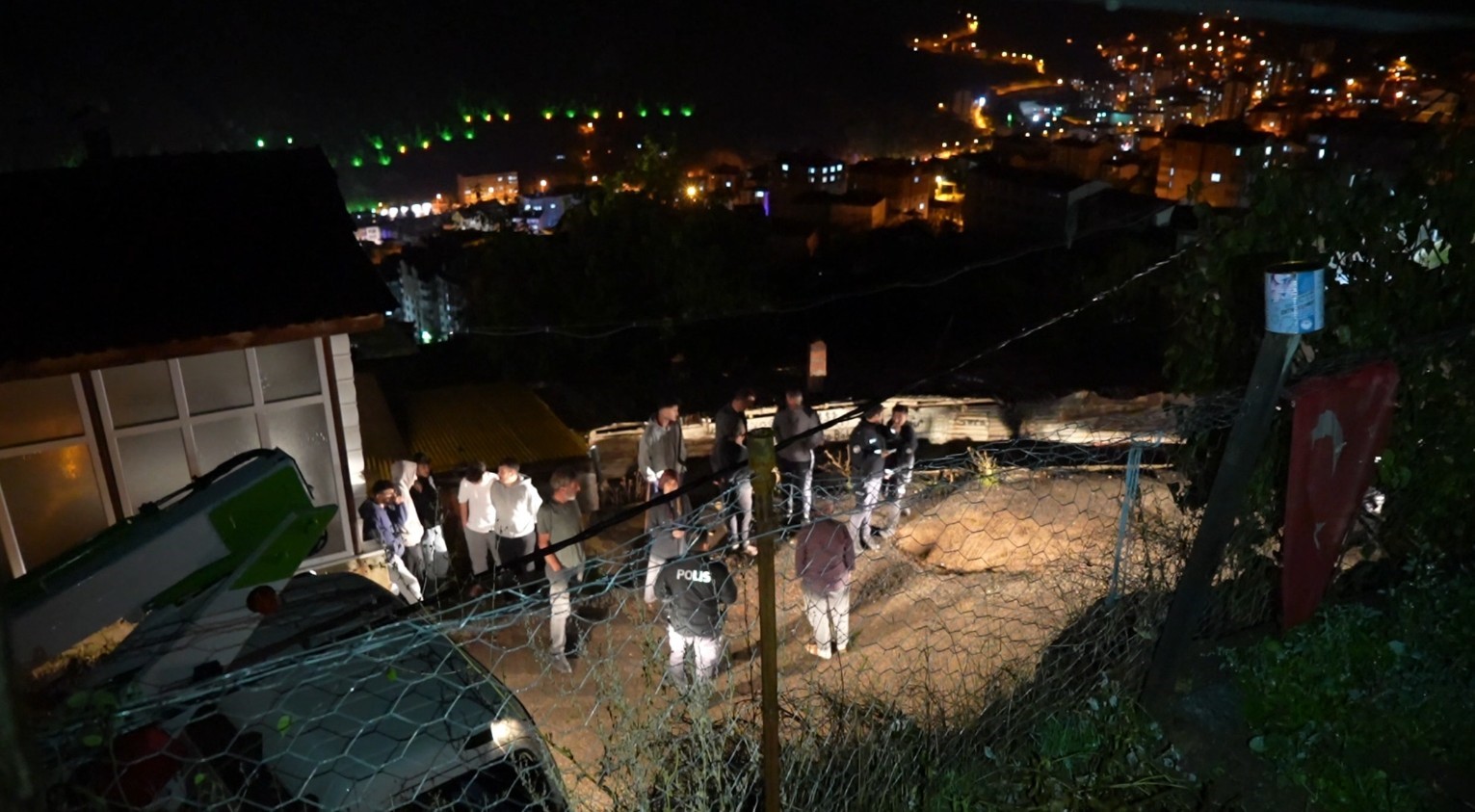 Gümüşhane’de elektrik direği 80 yaşındaki kadının evinin bahçesine devrildi