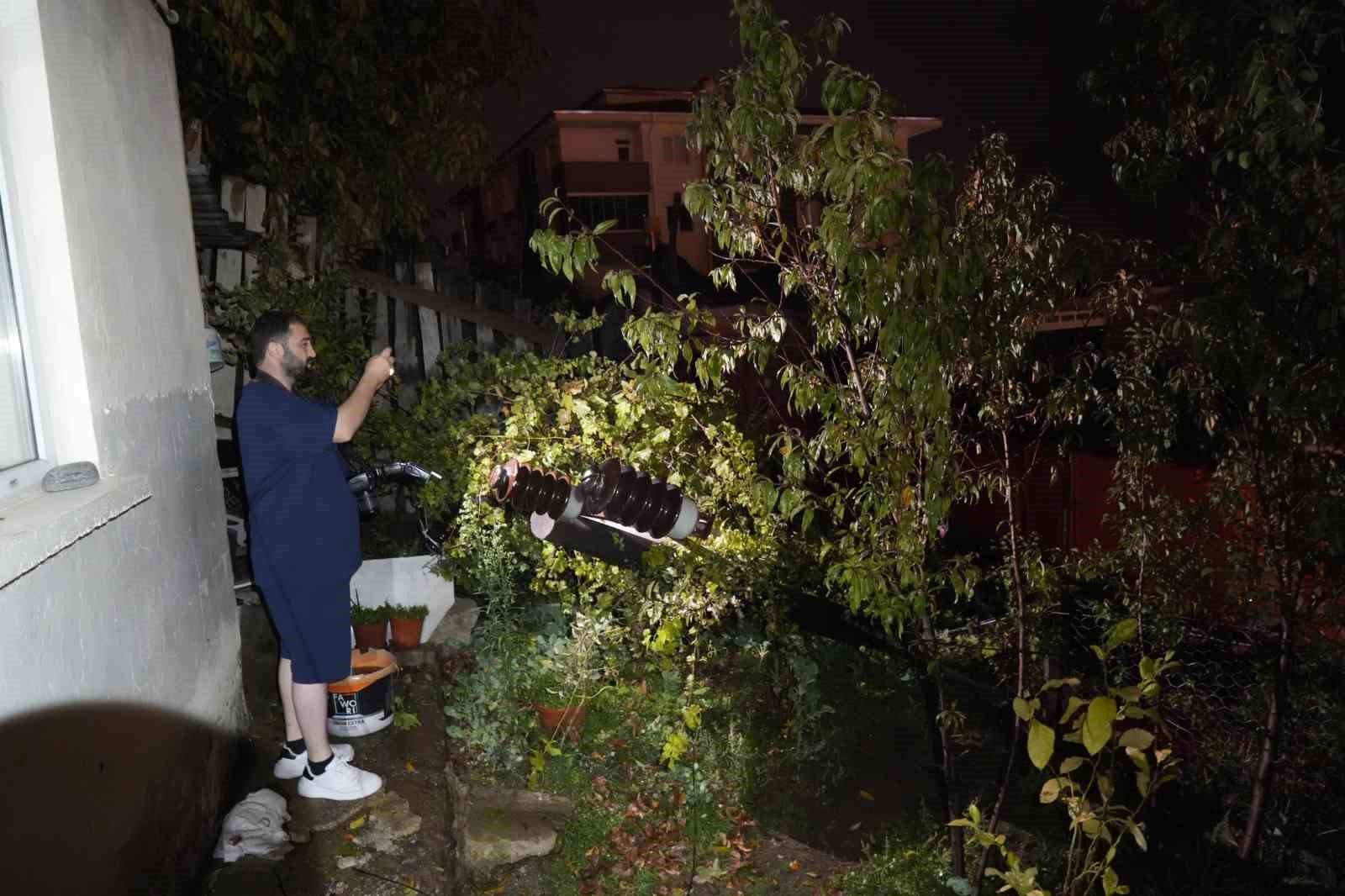 Gümüşhane’de elektrik direği 80 yaşındaki kadının evinin bahçesine devrildi