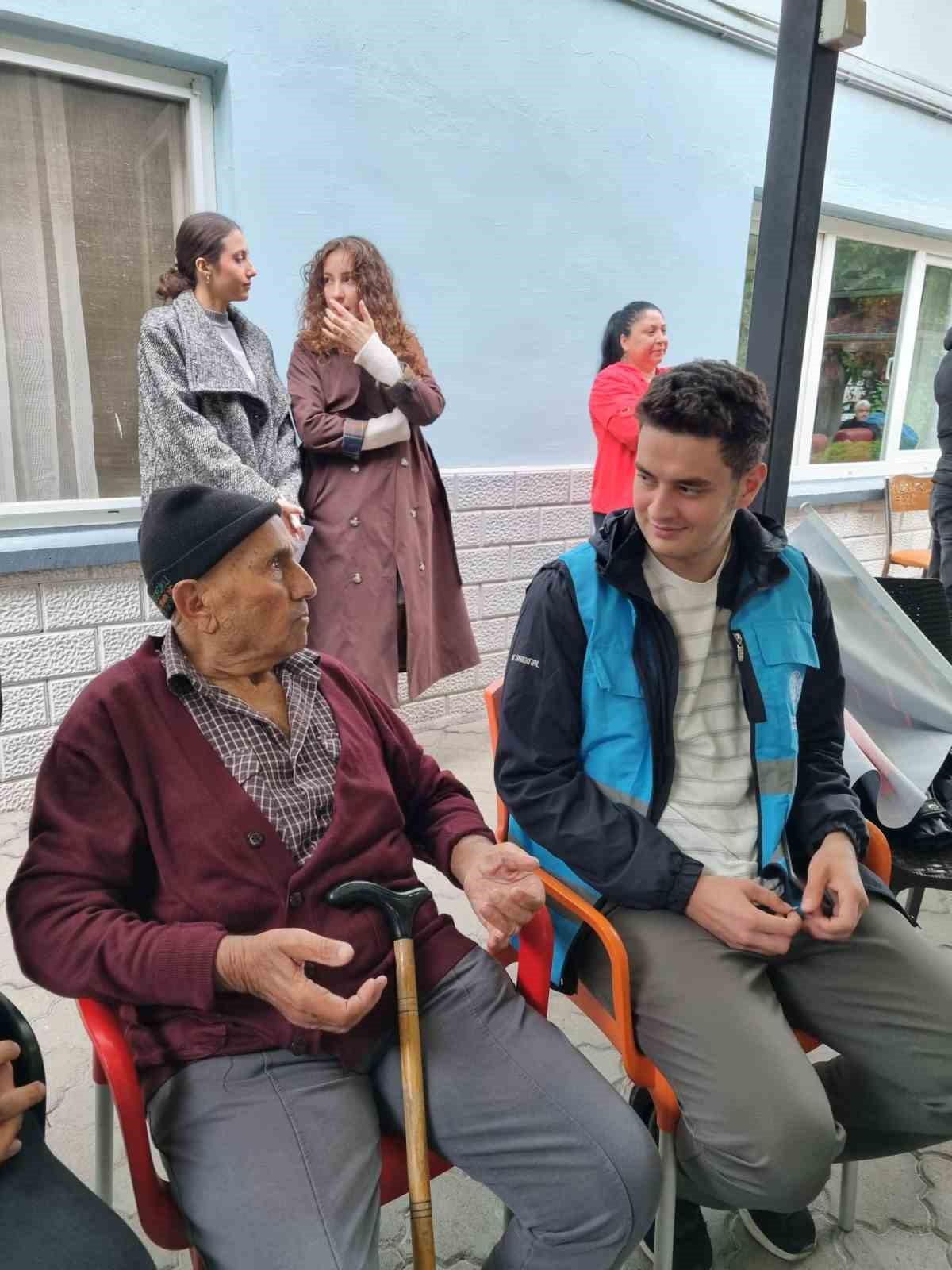 Gençler ve yaşlılar birlikte çiçek ekip sevgiyi büyüttü