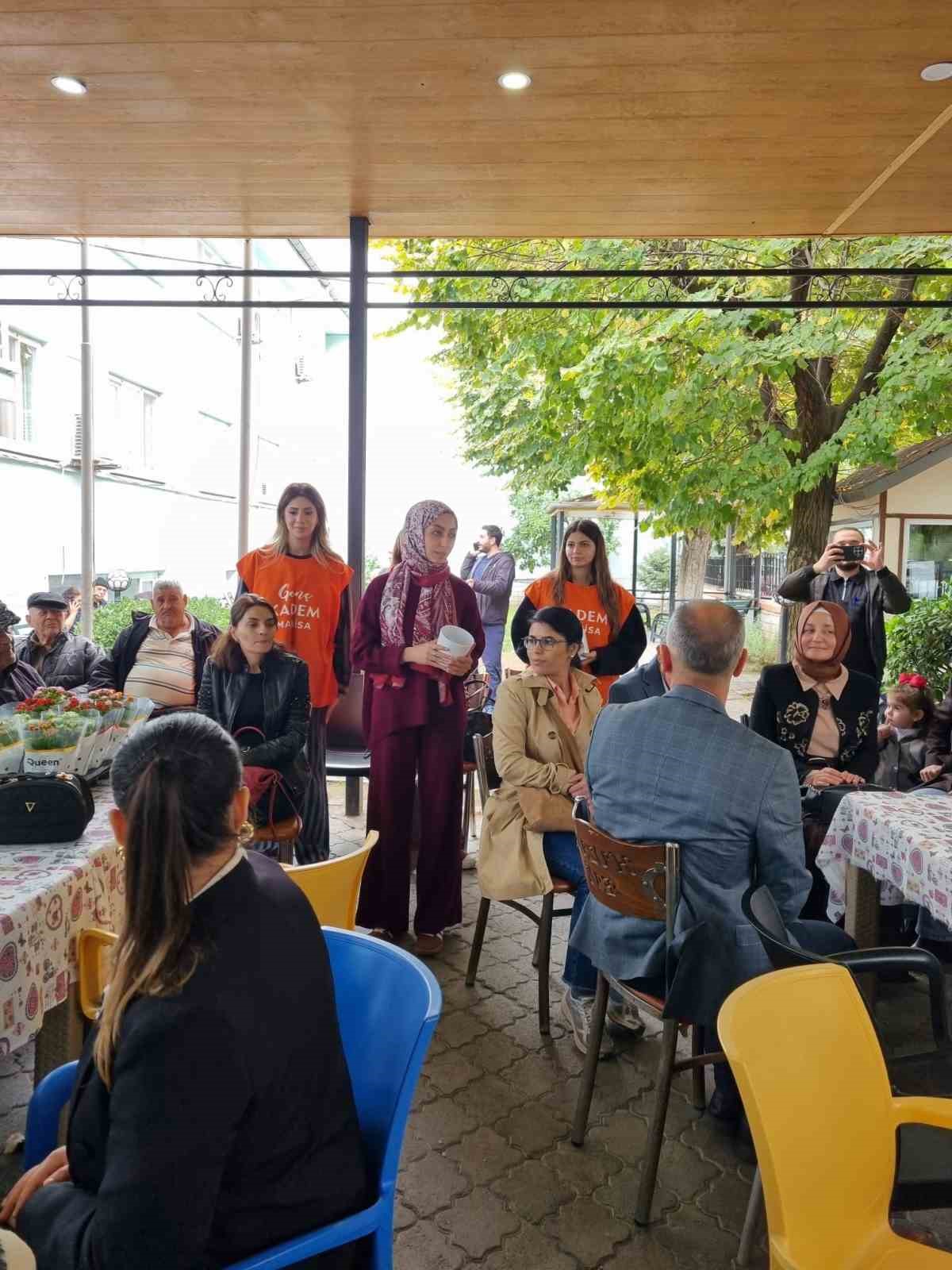 Gençler ve yaşlılar birlikte çiçek ekip sevgiyi büyüttü