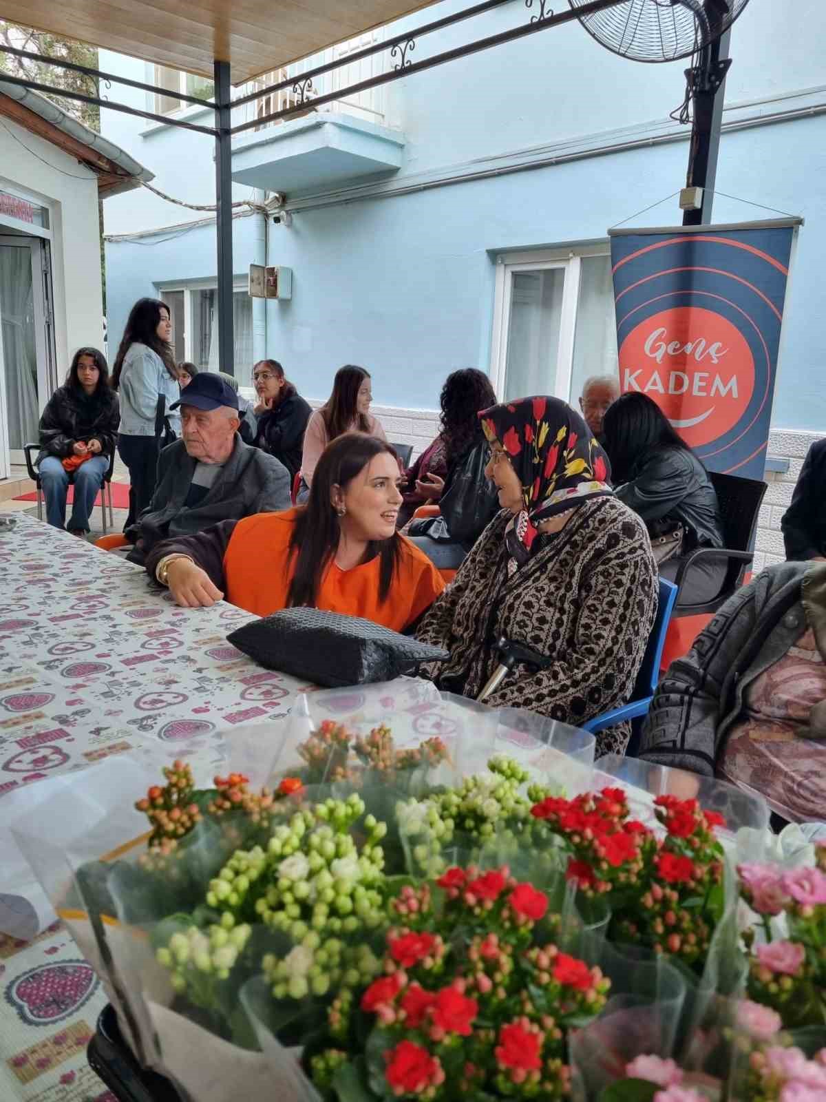 Gençler ve yaşlılar birlikte çiçek ekip sevgiyi büyüttü
