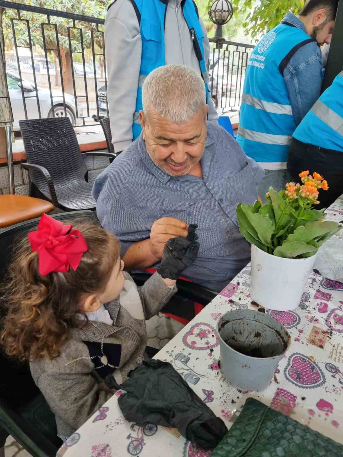 Gençler ve yaşlılar birlikte çiçek ekip sevgiyi büyüttü