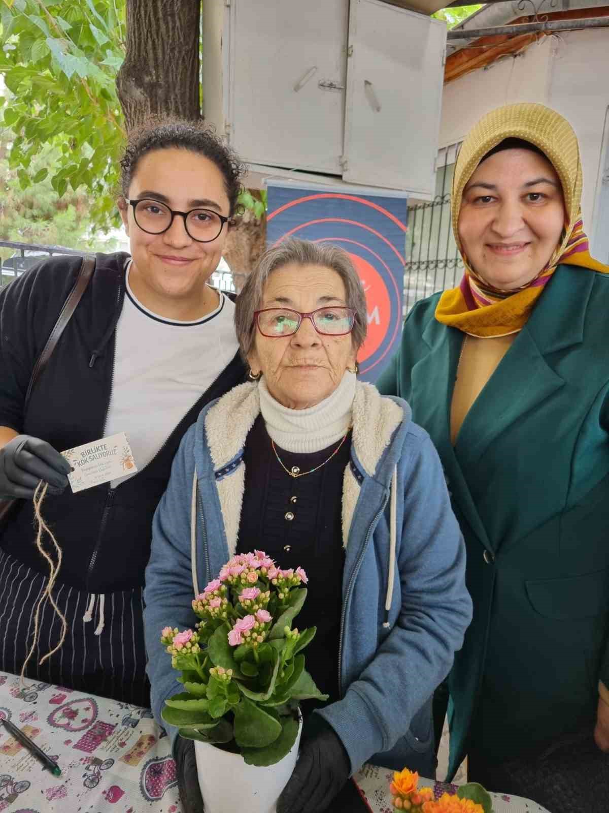 Gençler ve yaşlılar birlikte çiçek ekip sevgiyi büyüttü