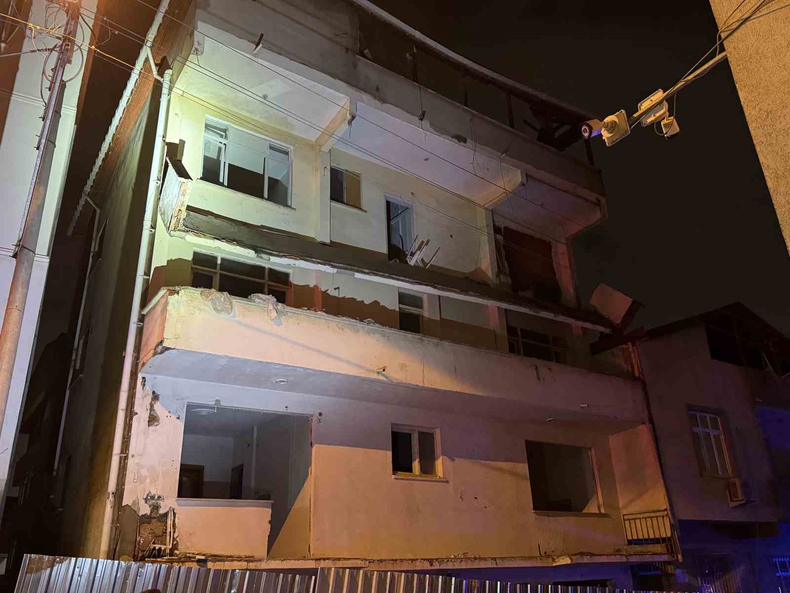 6 ay önce boşaltılan binanın balkonu çöktü: Bitişiğindeki bina tahliye edildi