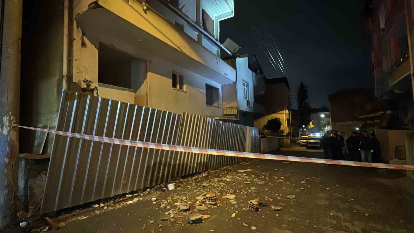 6 ay önce boşaltılan binanın balkonu çöktü: Bitişiğindeki bina tahliye edildi