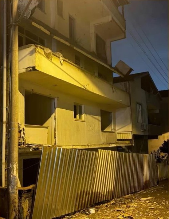 6 ay önce boşaltılan binanın balkonu çöktü: Bitişiğindeki bina tahliye edildi