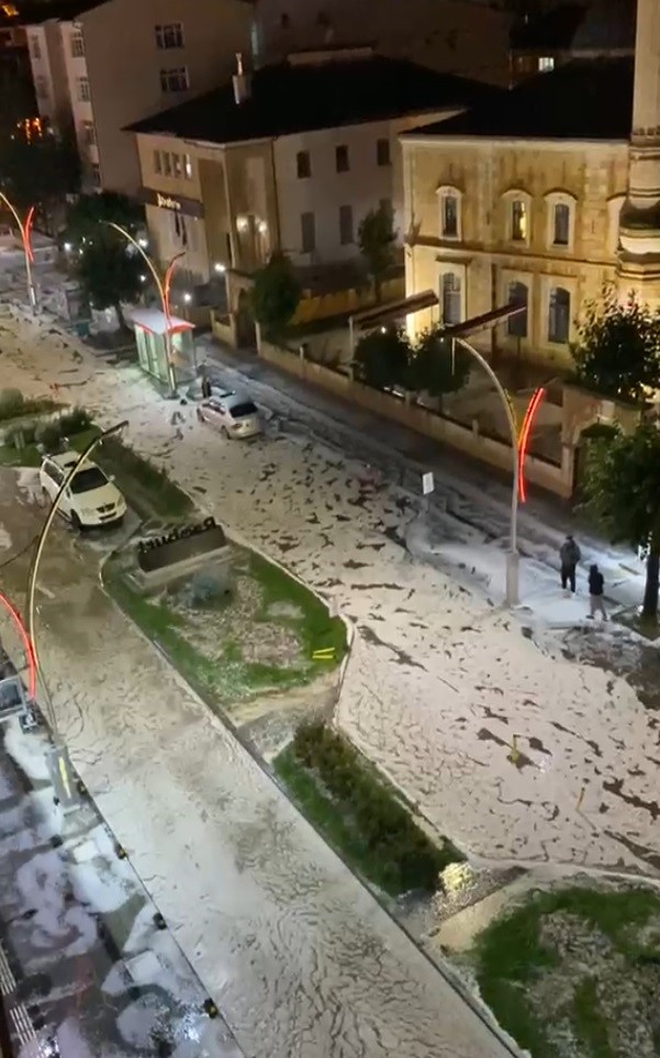 Bayburt’ta dolu yağışının ardından cadde ve sokaklarda su birikintileri oluştu