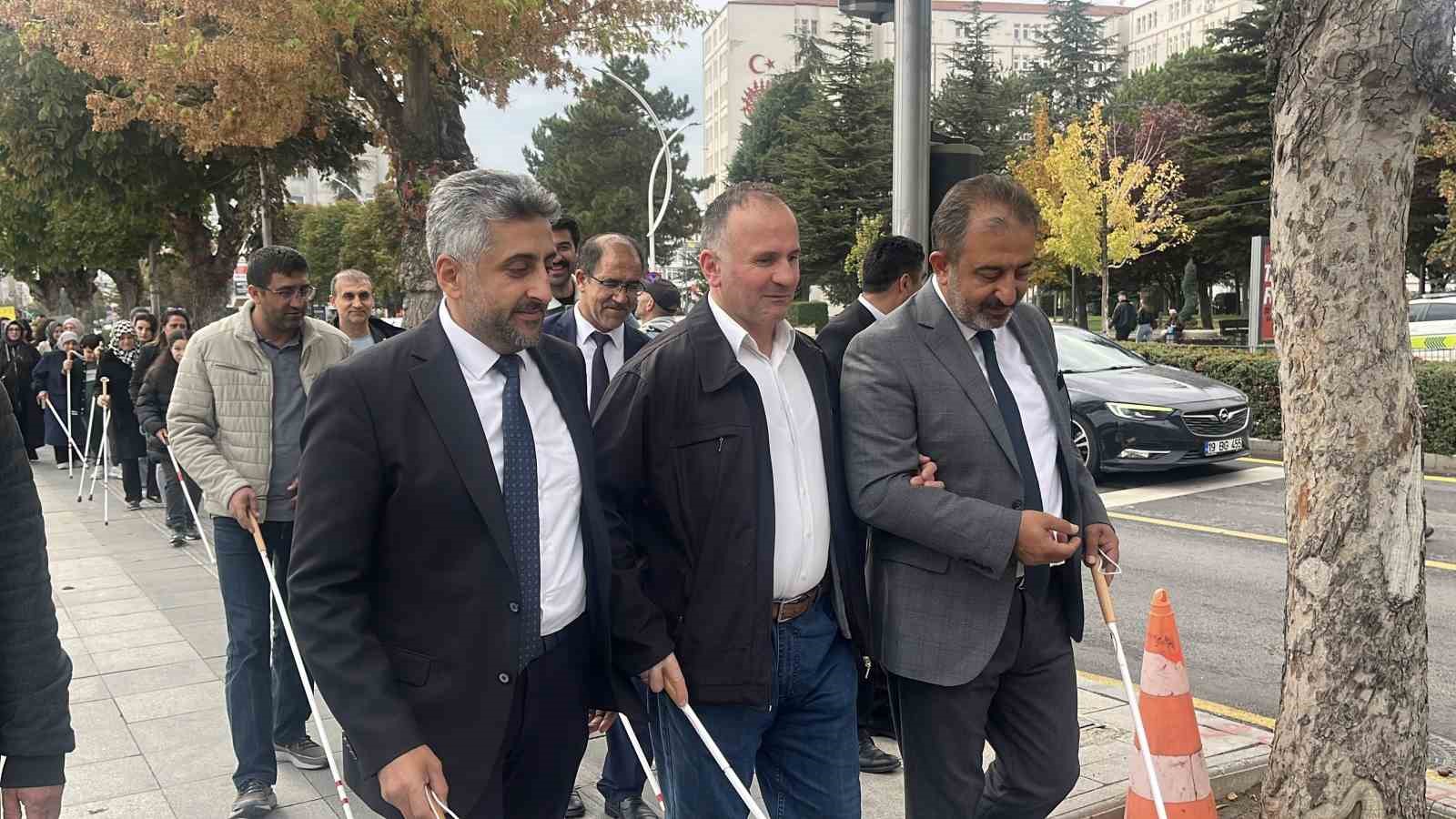 Görme engelliler için beyaz bastonlarla yürüdüler
