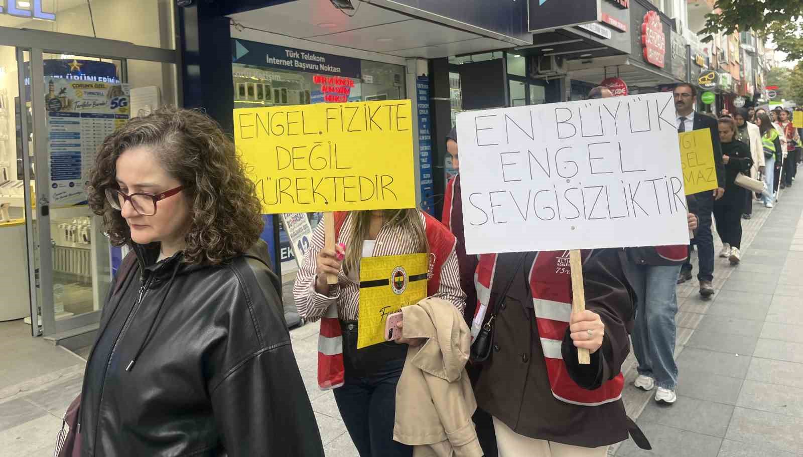 Görme engelliler için beyaz bastonlarla yürüdüler