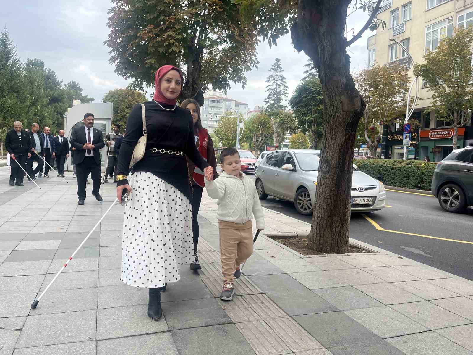 Görme engelliler için beyaz bastonlarla yürüdüler