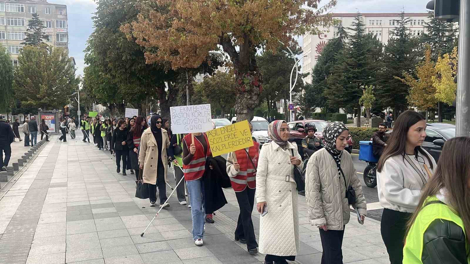 Görme engelliler için beyaz bastonlarla yürüdüler