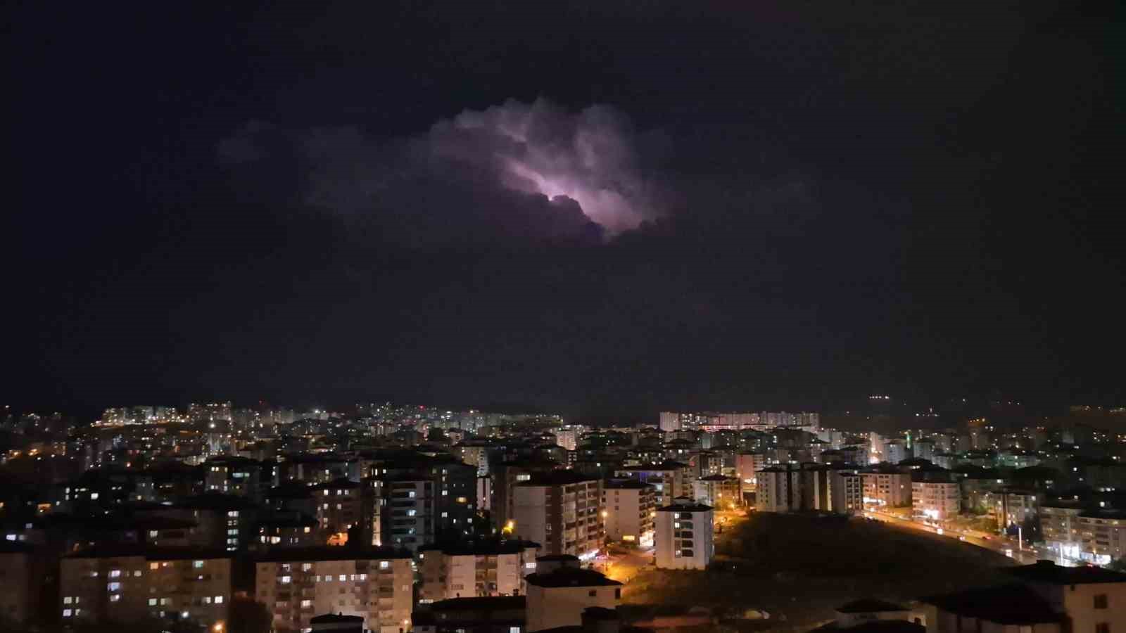Elazığ’da bulutların arasında şimşek gösterisi