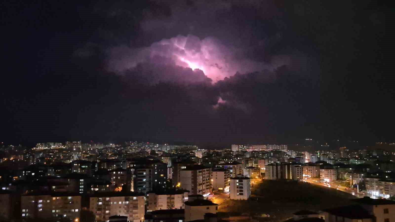 Elazığ’da bulutların arasında şimşek gösterisi