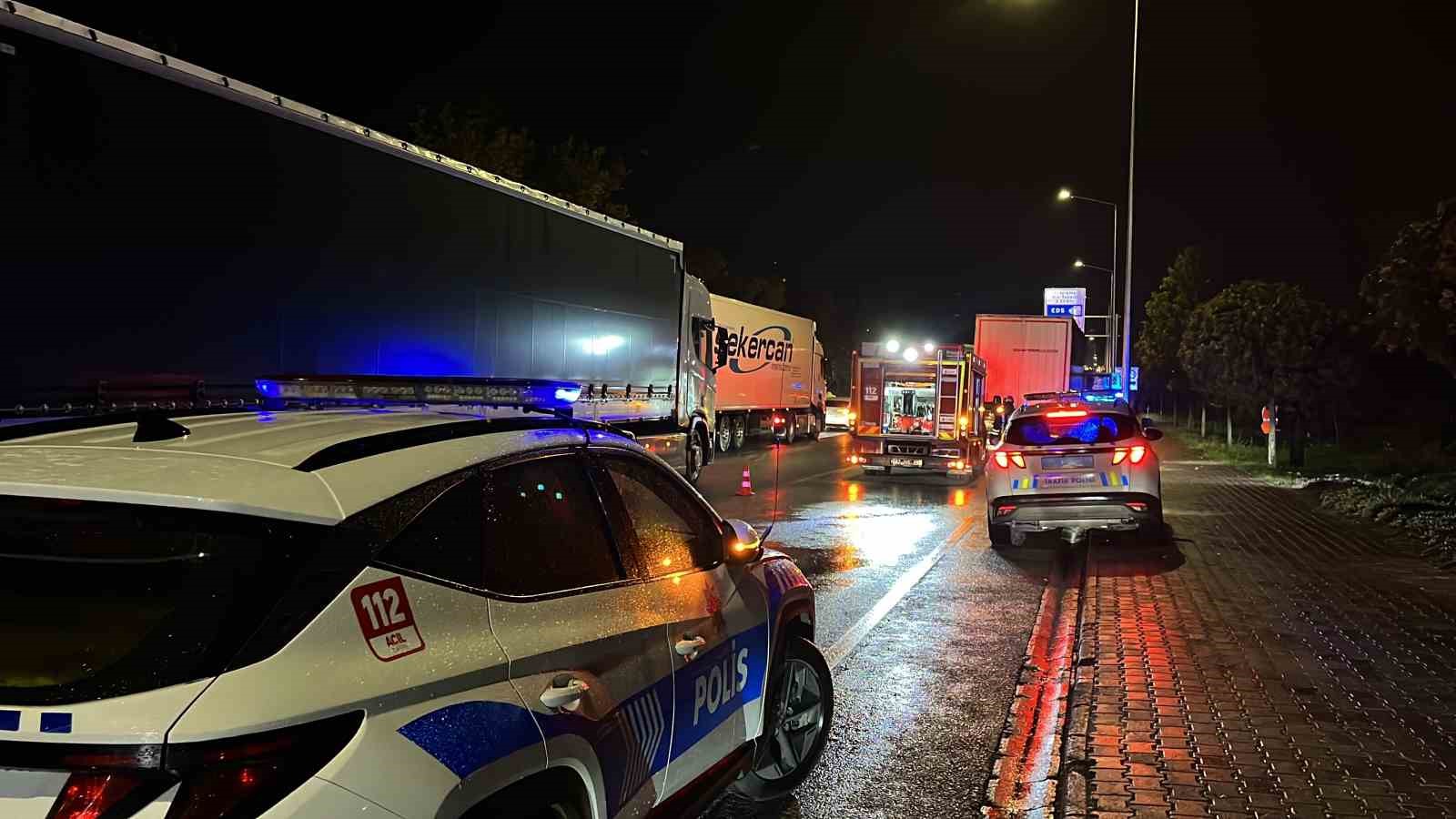 Otomobil lastiği patlayan tıra ok gibi saplandı: 2 yaralı