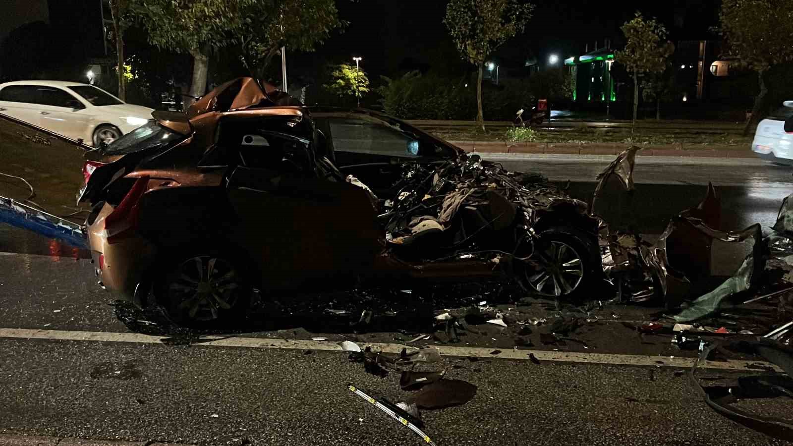 Otomobil lastiği patlayan tıra ok gibi saplandı: 2 yaralı