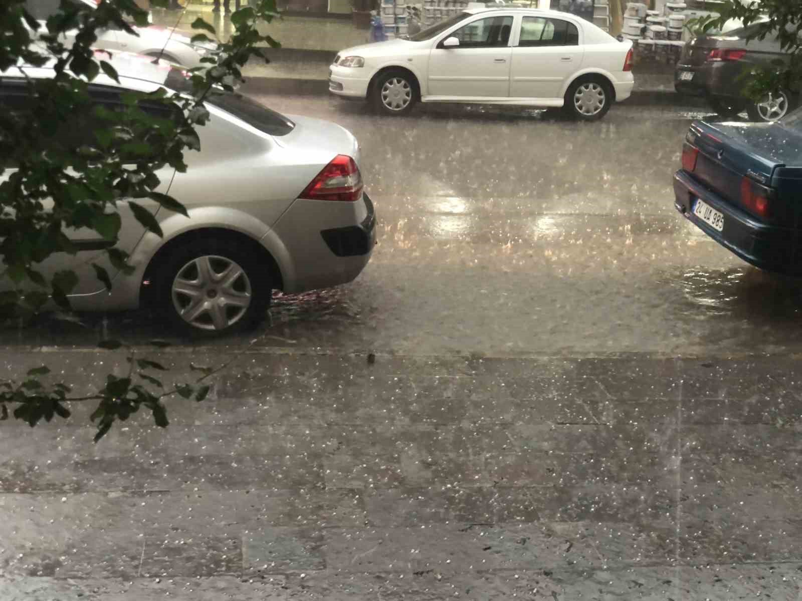 Erzincan’da fındık büyüklüğünde dolu yağdı