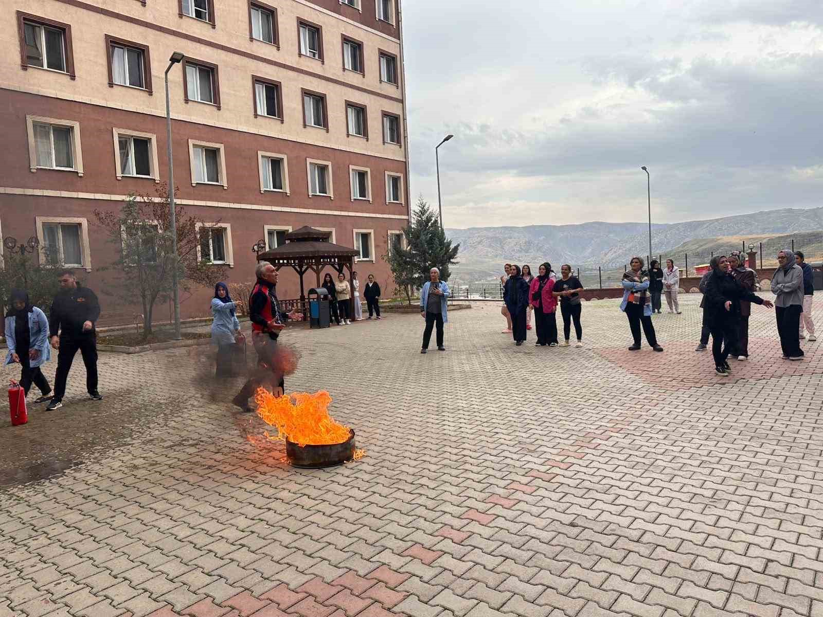 Siirt’te kız öğrenci yurtlarında yangın tatbikatı: Öğrenci ve personele uygulamalı eğitim