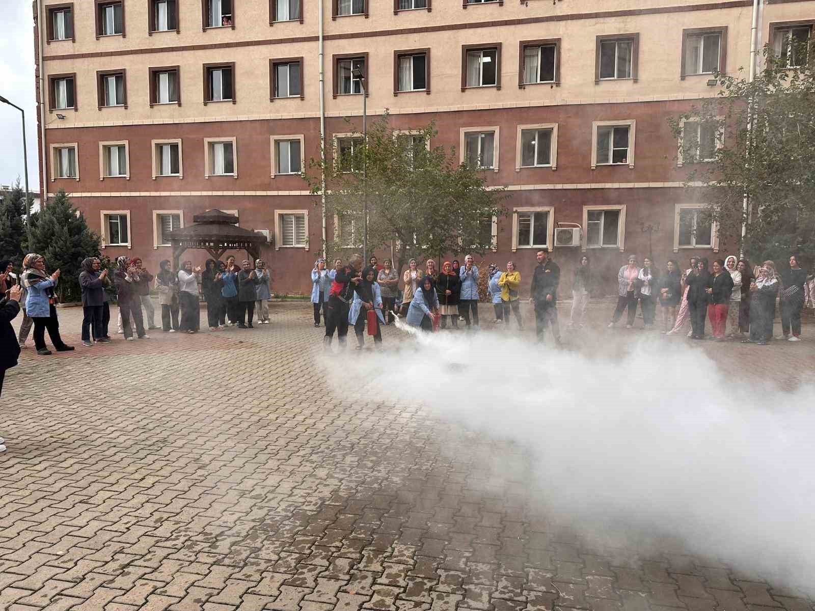 Siirt’te kız öğrenci yurtlarında yangın tatbikatı: Öğrenci ve personele uygulamalı eğitim