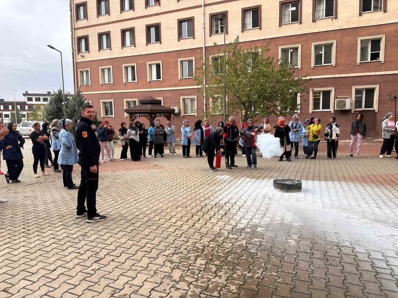 Siirt’te kız öğrenci yurtlarında yangın tatbikatı: Öğrenci ve personele uygulamalı eğitim
