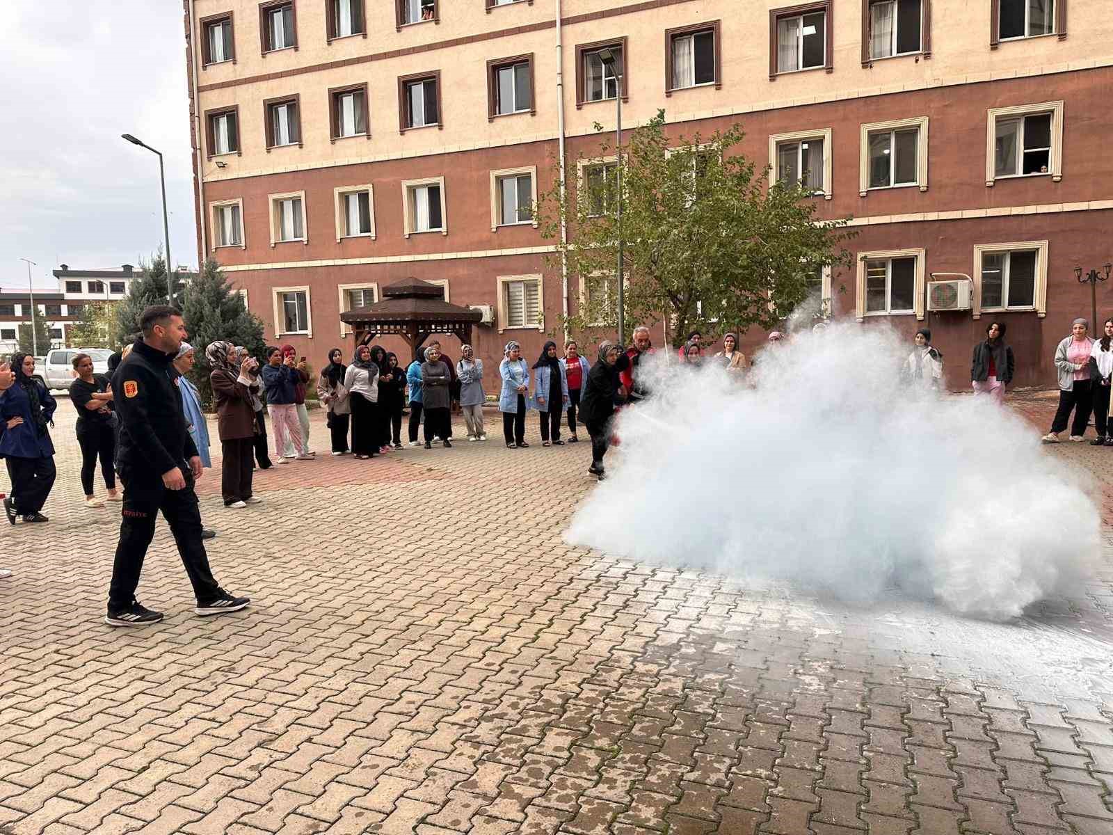 Siirt’te kız öğrenci yurtlarında yangın tatbikatı: Öğrenci ve personele uygulamalı eğitim
