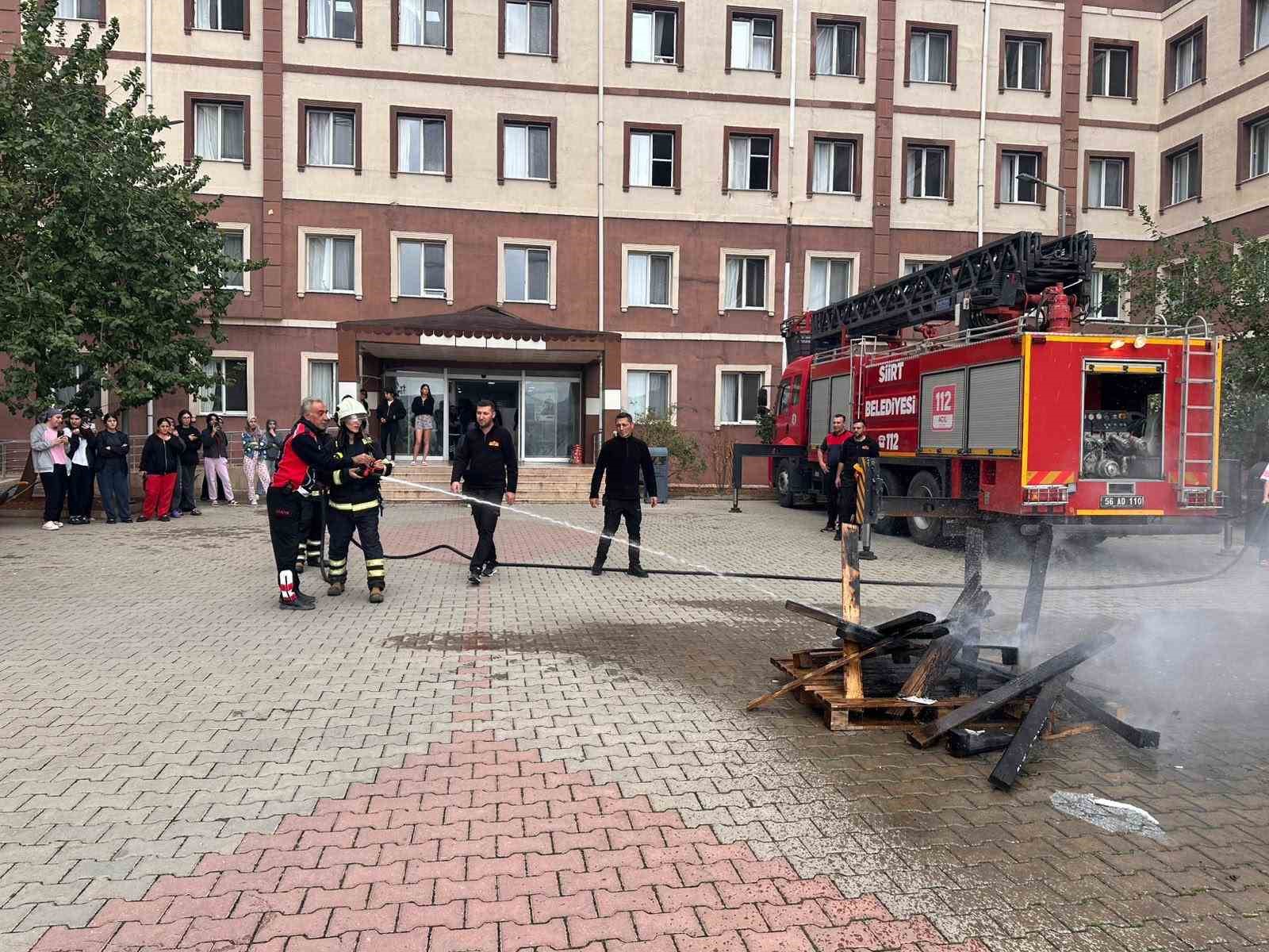 Siirt’te kız öğrenci yurtlarında yangın tatbikatı: Öğrenci ve personele uygulamalı eğitim