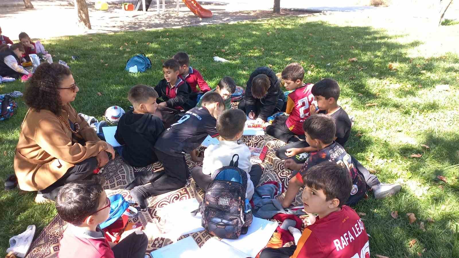 Minikler hem oynadı hem sağlıklı beslenmeyi öğrendi