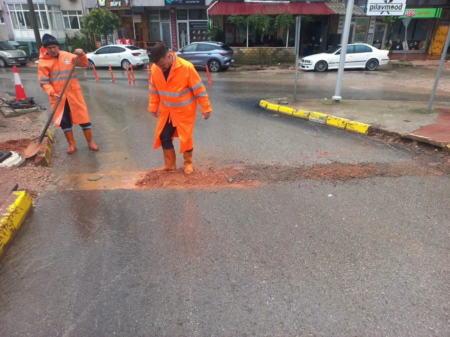 Körfez Belediyesi sağanak yağışa karşı ekipleriyle sahada
