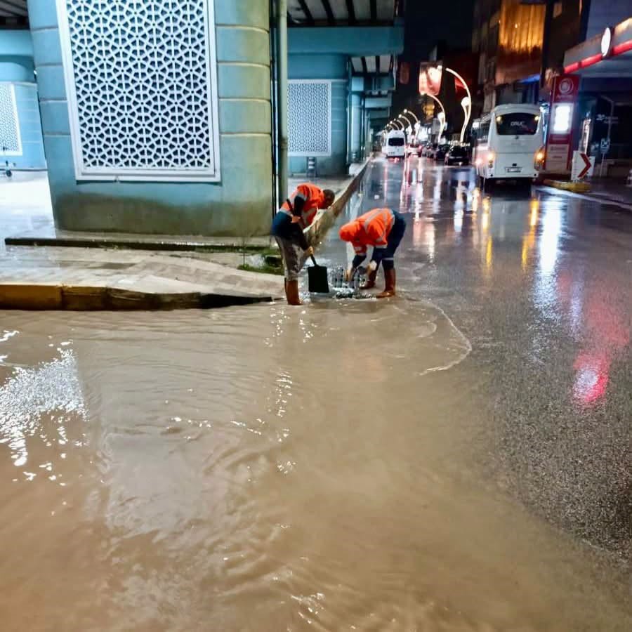 Körfez Belediyesi sağanak yağışa karşı ekipleriyle sahada