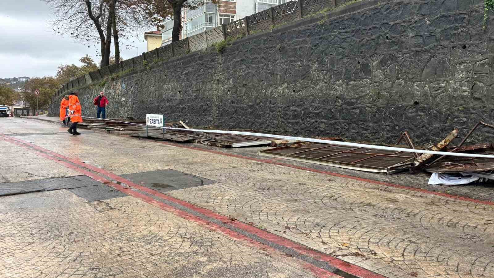 Rüzgar açık hava reklam tabelalarını yerle bir etti