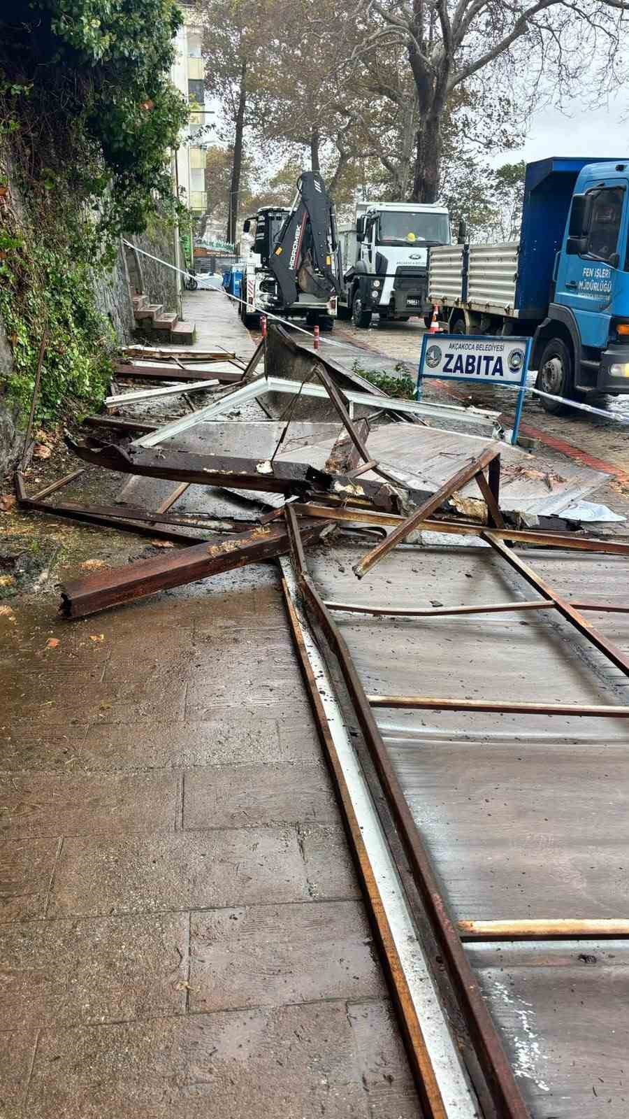 Rüzgar açık hava reklam tabelalarını yerle bir etti