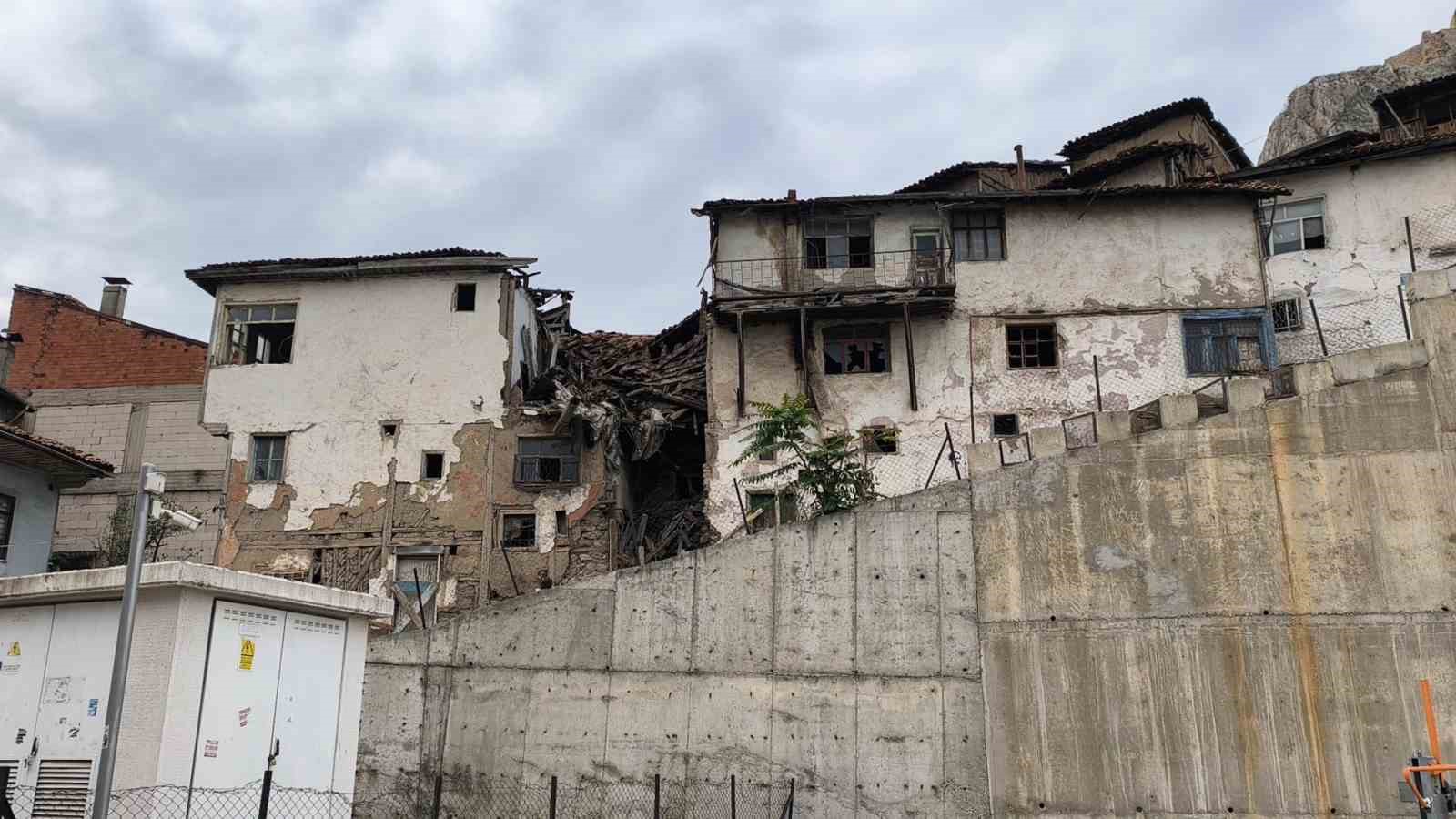 Tokat’ta metruk binanın çökme anı kamerada