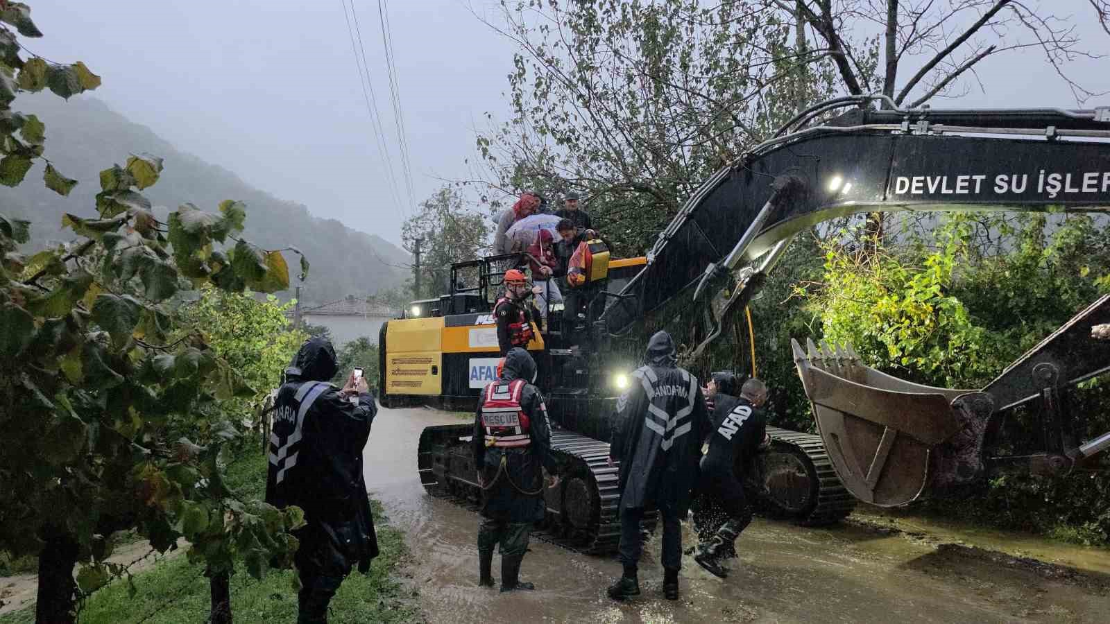 Taşan dere mahalleyi sular altında bıraktı: Mahsur kalan 48 kişi kurtarıldı