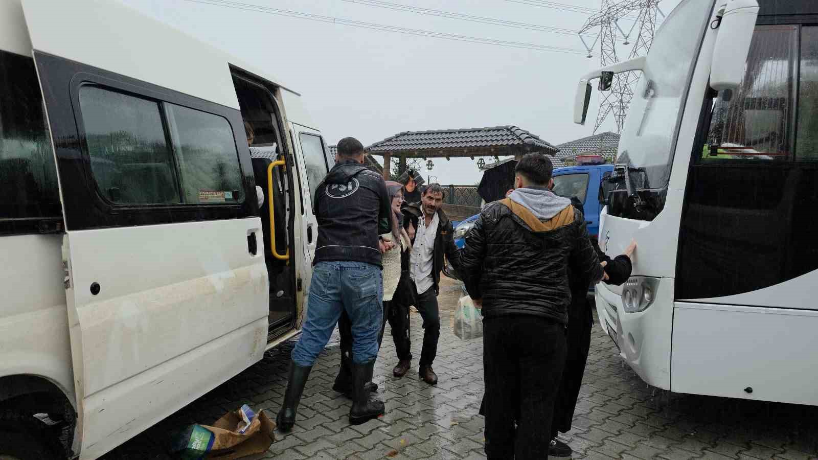 Taşan dere mahalleyi sular altında bıraktı: Mahsur kalan 48 kişi kurtarıldı