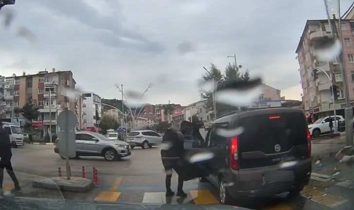 Ambulansa yol açmak için araçlarından inip sürücüyü uyardı