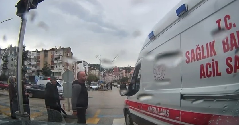 Ambulansa yol açmak için araçlarından inip sürücüyü uyardı