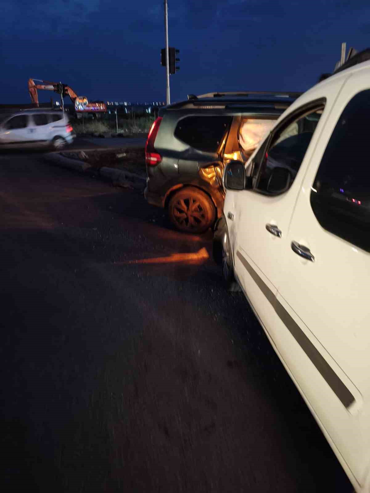Diyarbakır’da otomobiller çarpıştı: 2 yaralı