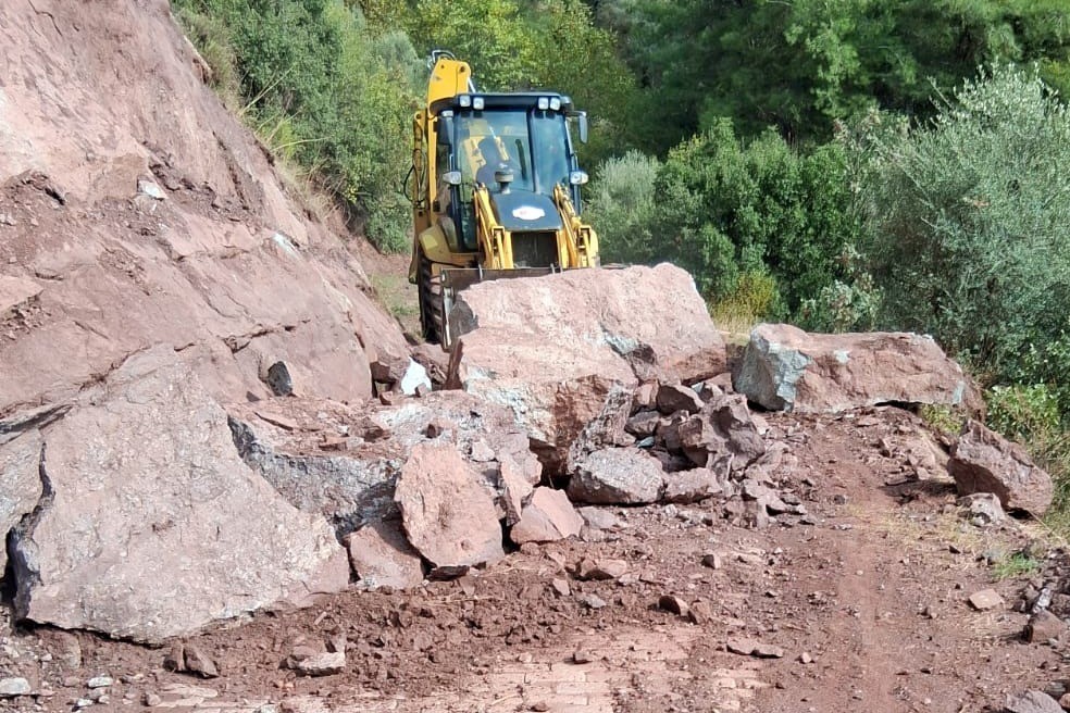 Efeler’de sağanak yağışın kapattığı mahalle yolları yeniden açıldı