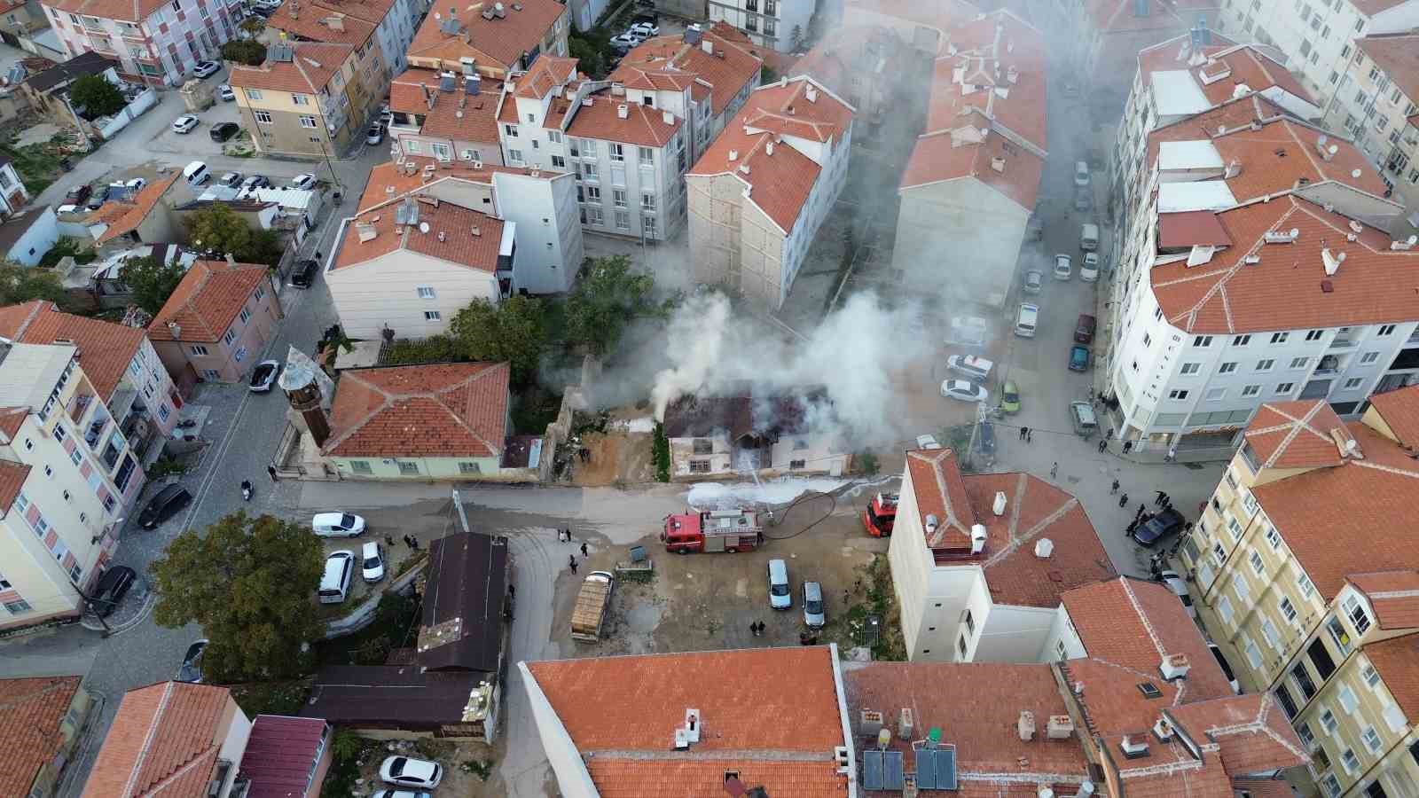 Karaman’da metruk ev alevlere teslim oldu