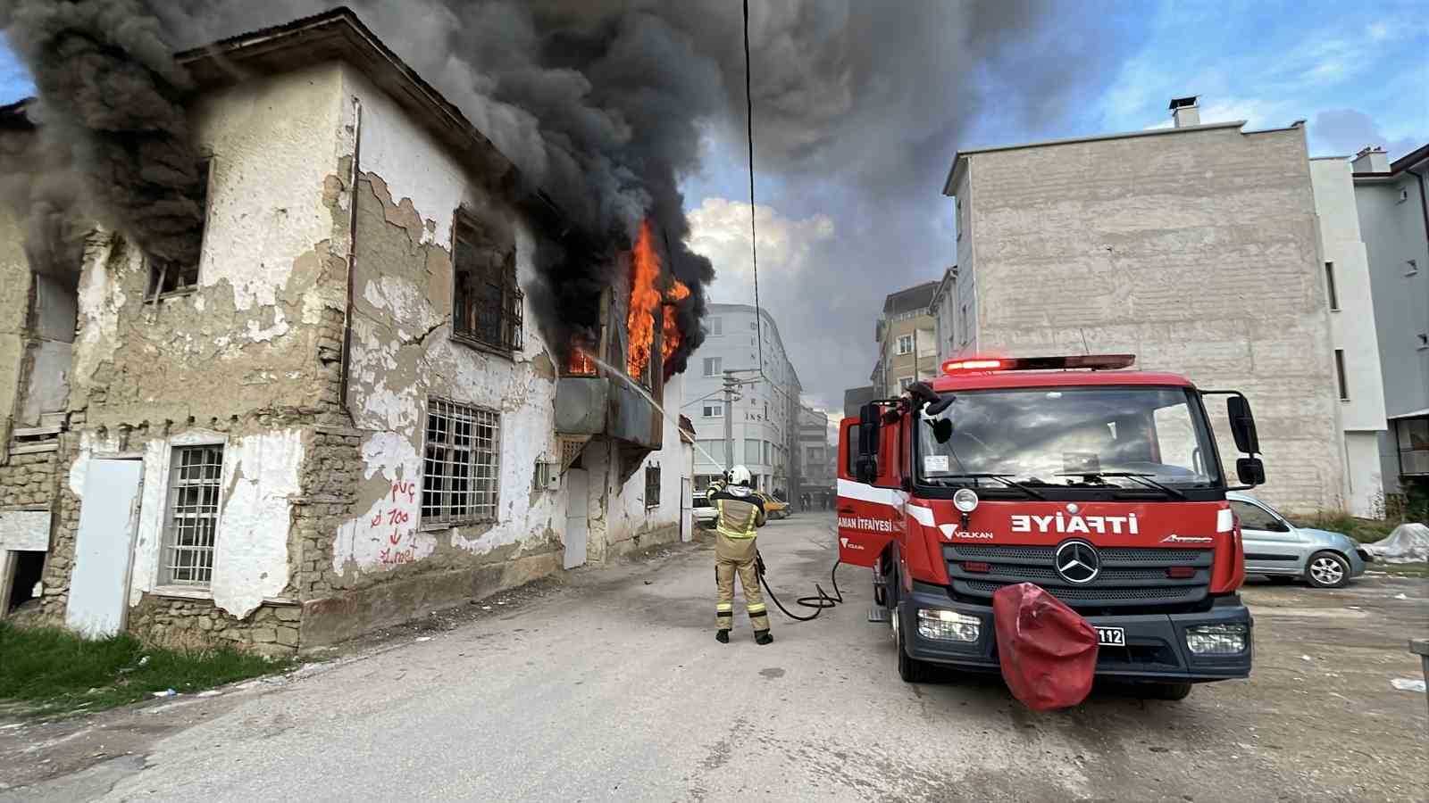 Karaman’da metruk ev alevlere teslim oldu
