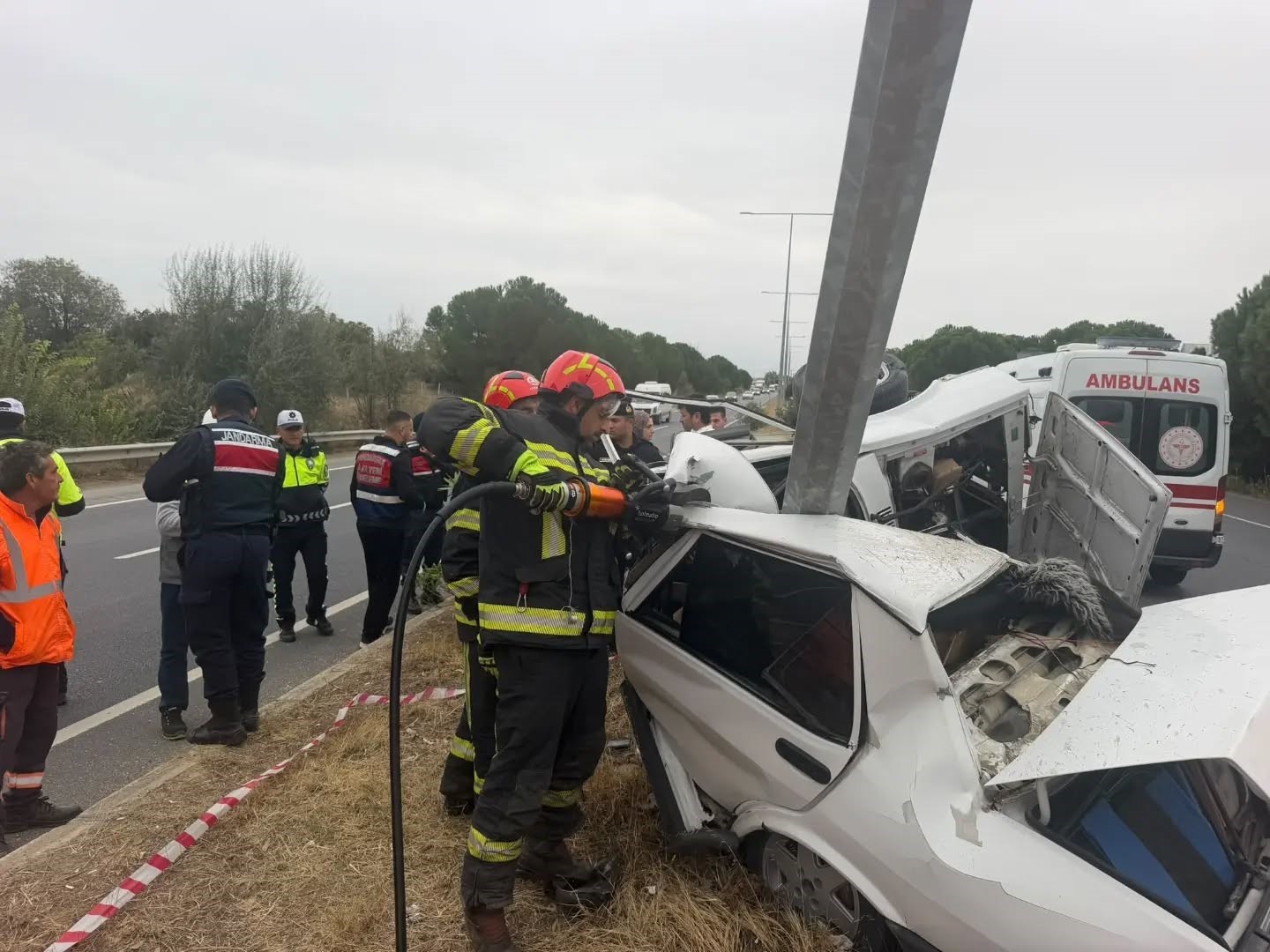 Elektrik direğine çarpan TOFAŞ ikiye bölündü: 1 ölü