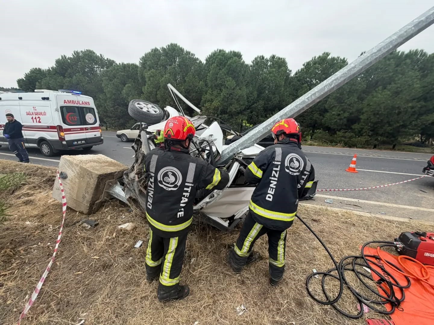 Elektrik direğine çarpan TOFAŞ ikiye bölündü: 1 ölü