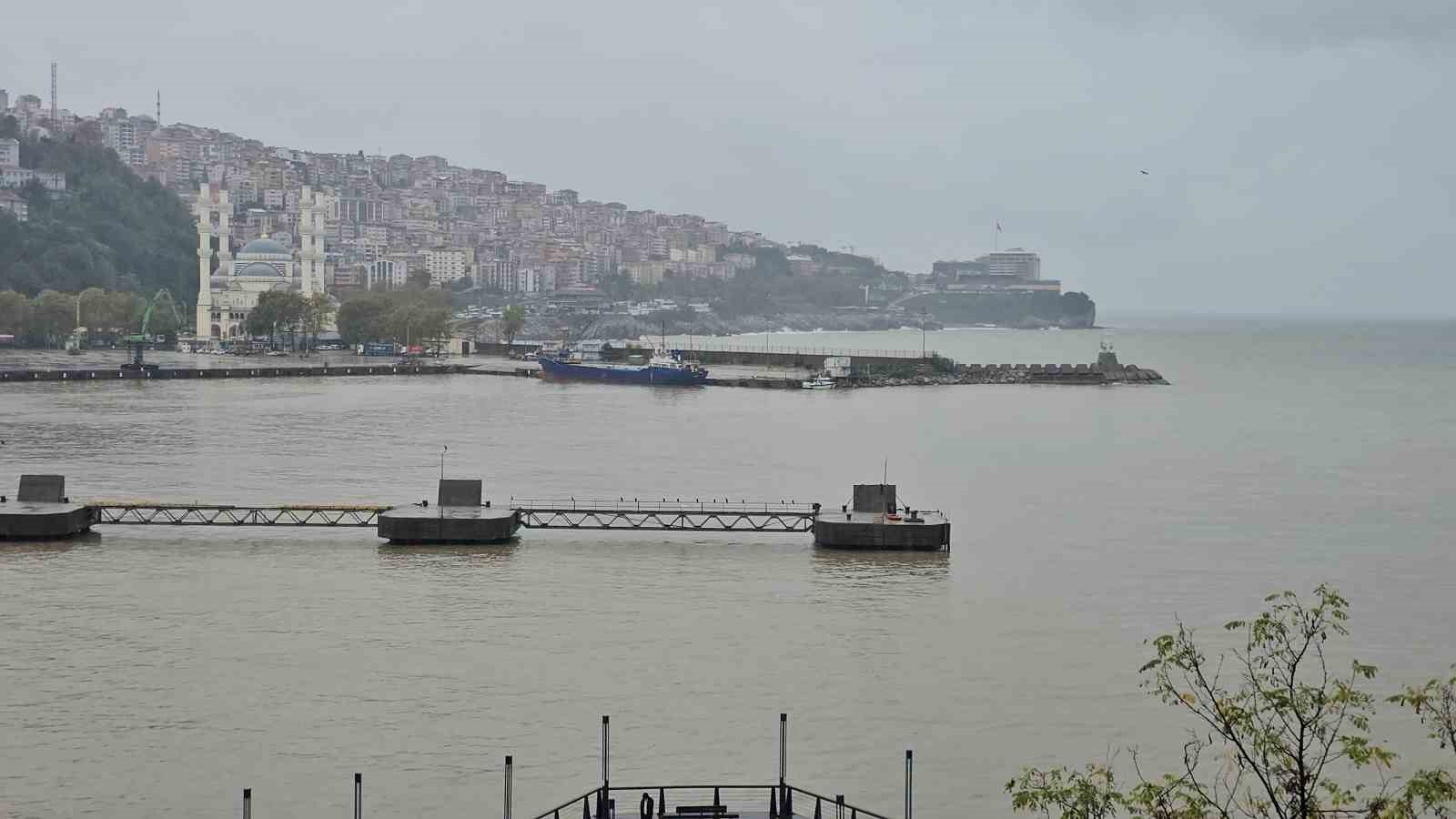 Zonguldak’ta sağanak yağış limanın rengini değiştirdi