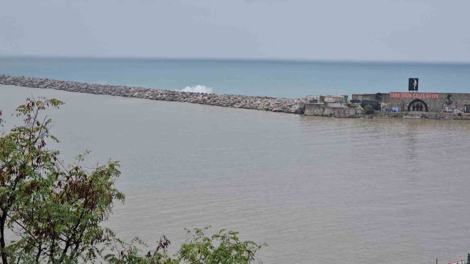 Zonguldak’ta sağanak yağış limanın rengini değiştirdi