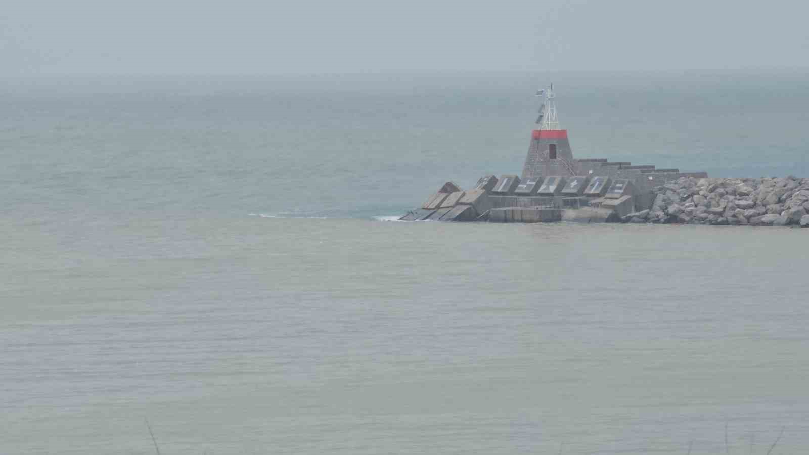 Zonguldak’ta sağanak yağış limanın rengini değiştirdi