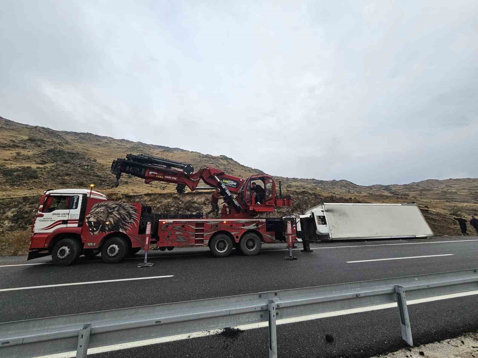 Iğdır-Doğubayazıt yolunda araç devrildi: Yol trafiğe kapandı