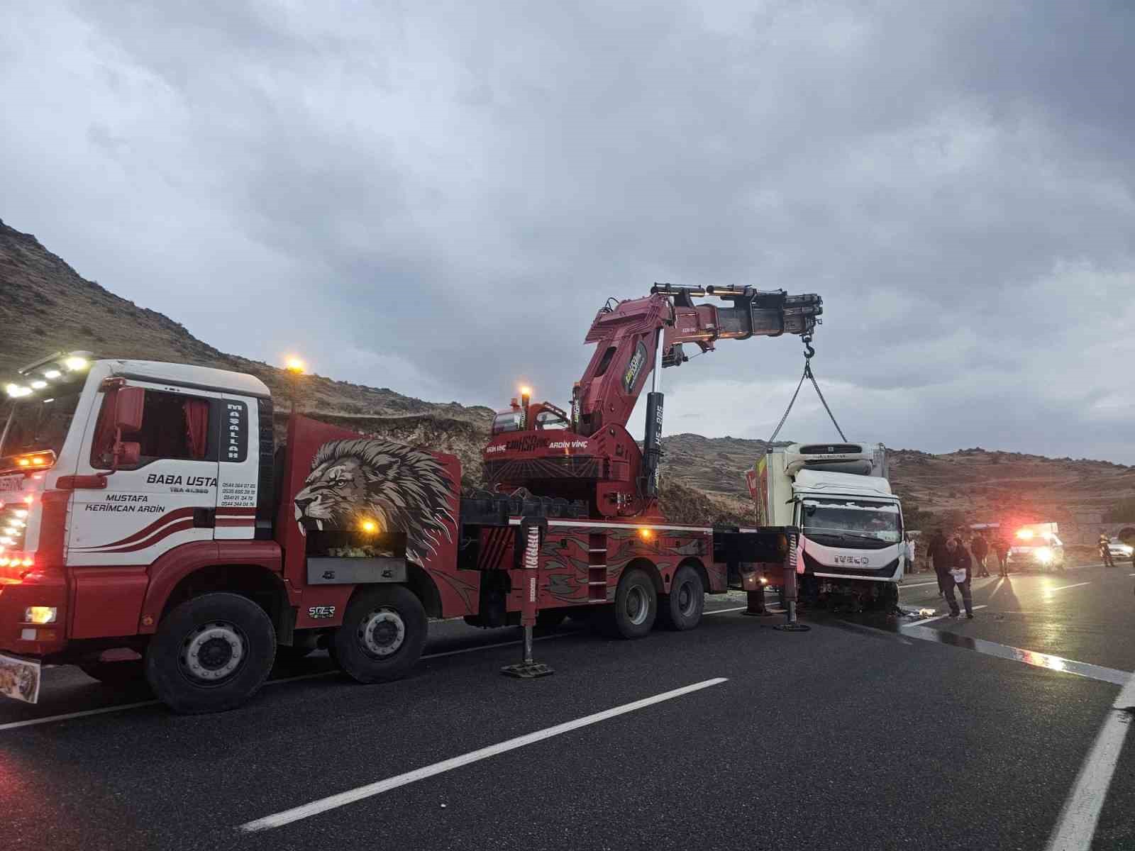 Iğdır-Doğubayazıt yolunda araç devrildi: Yol trafiğe kapandı