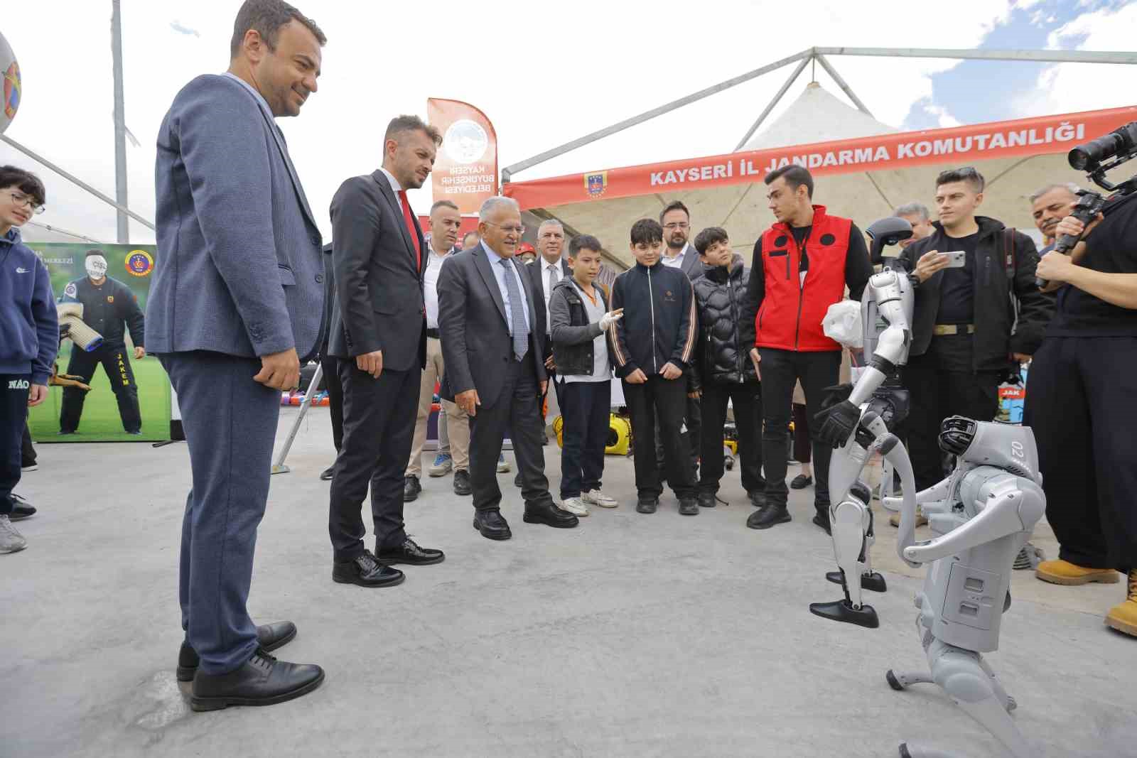 Bilim ve teknoloji şöleni başladı: Başkan Büyükkılıç, festivalde bilim tutkunları ile bir araya geldi